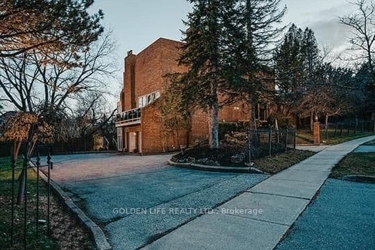 1 Garnier Court, Toronto, ON M2M 4C7