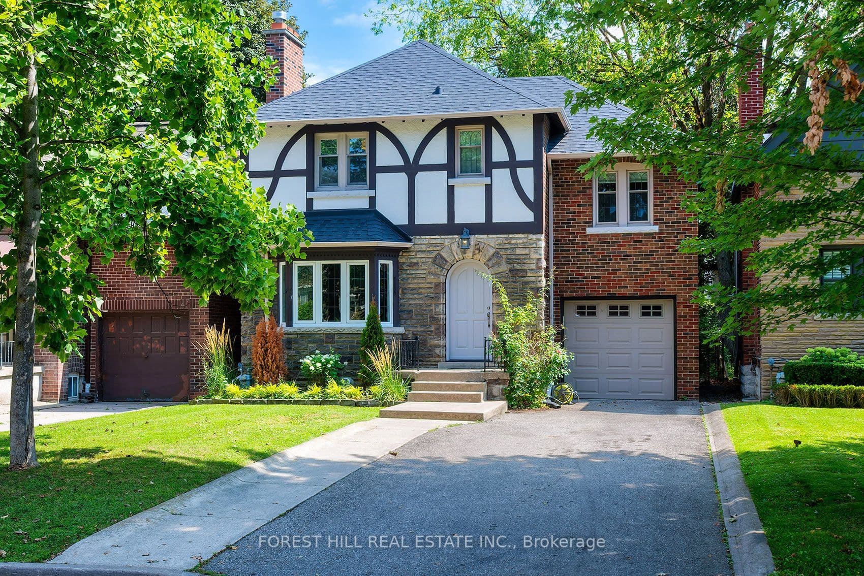 17 Fairleigh Crescent, Toronto, ON M6C 3R7