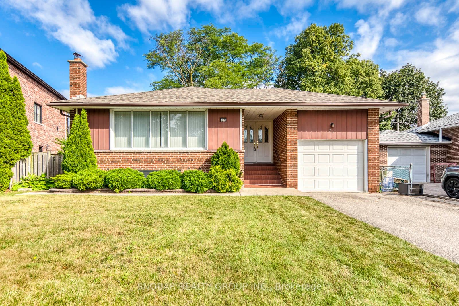 22 Thelmere Place, Toronto, ON M9R 2B7