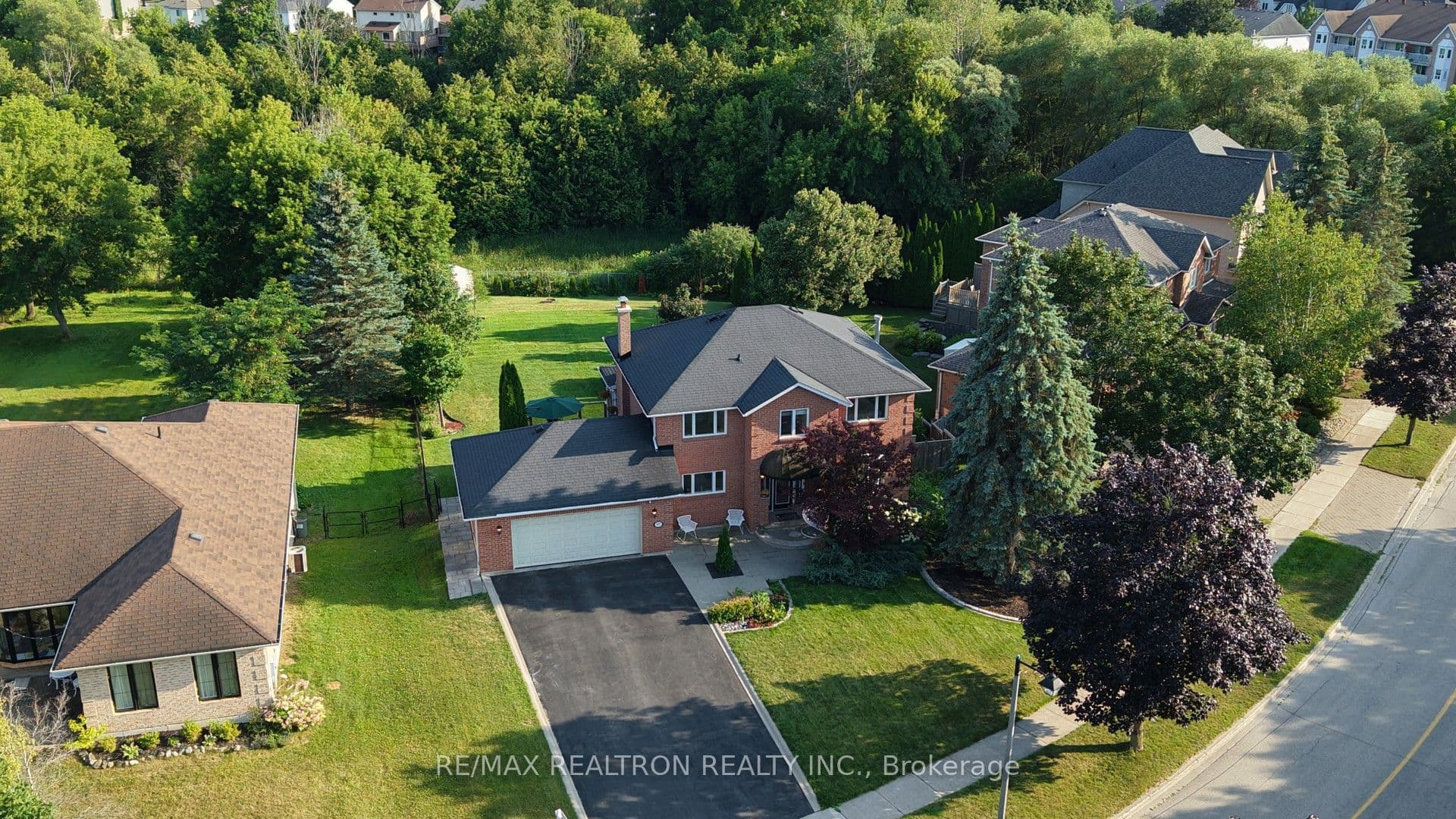 97 Thompson Drive, East Gwillimbury, ON L9N 1E2