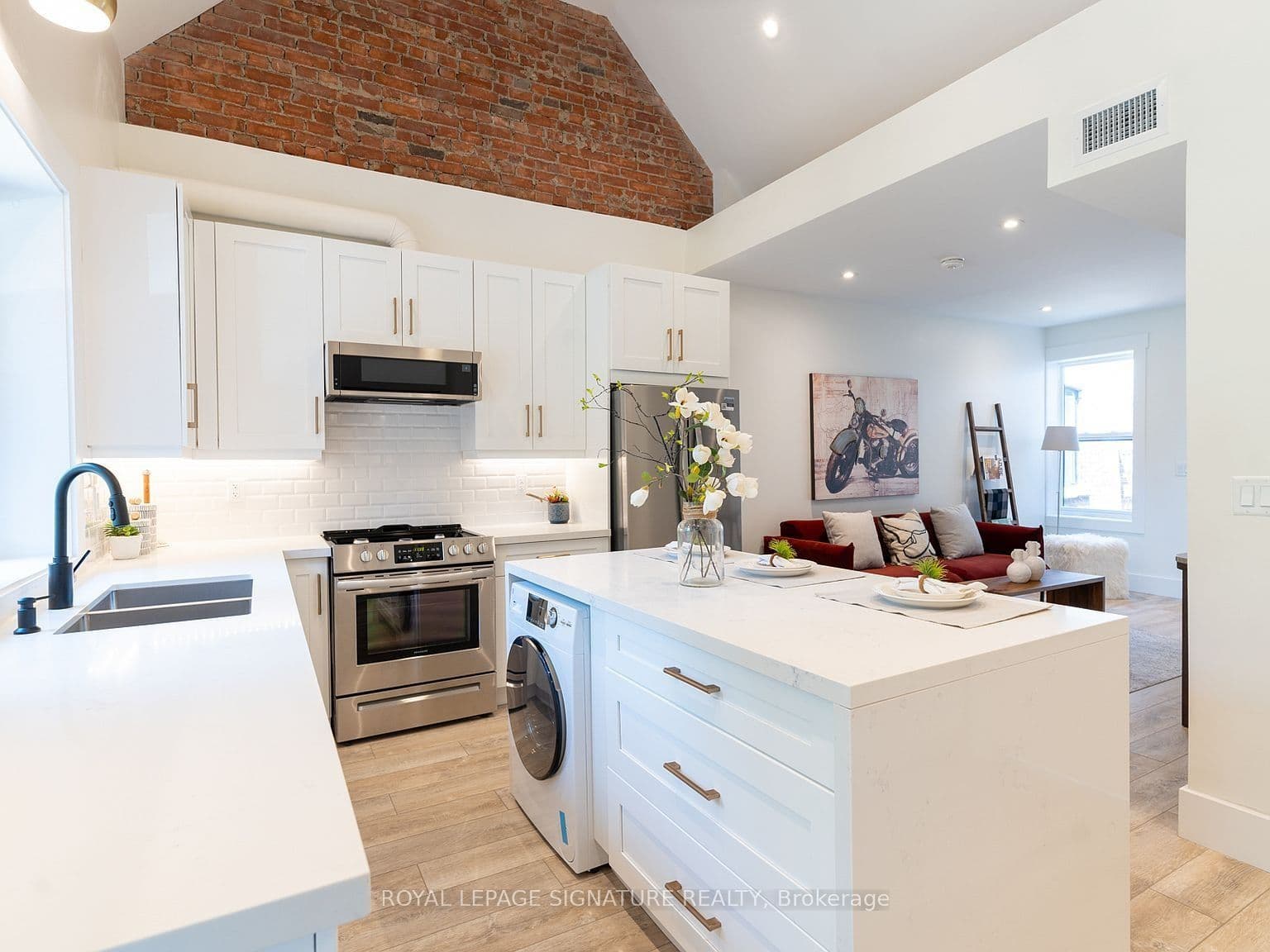 129 Kenilworth Avenue Upper, Toronto, ON M4L 3S7