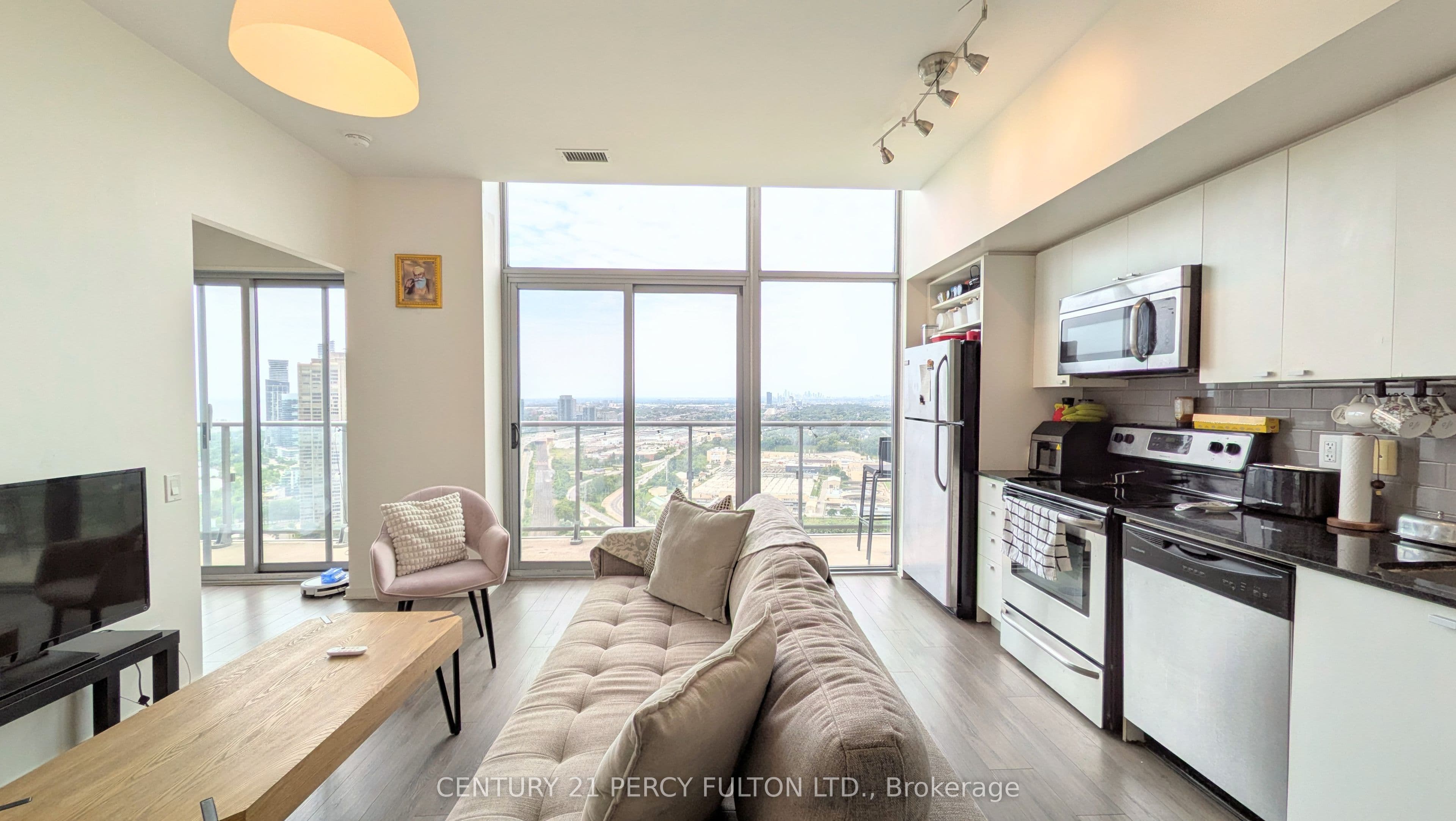 105 The Queensway 3505, Toronto, ON M6S 5B5