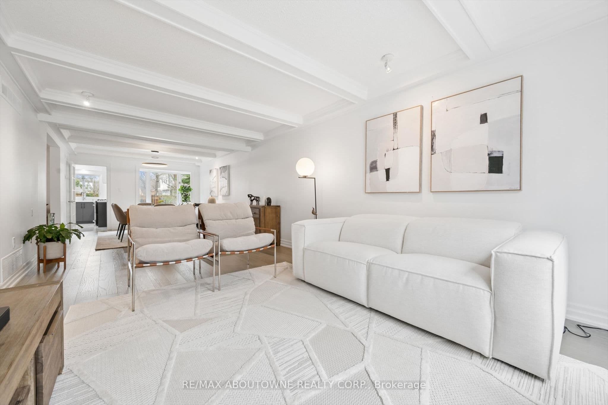 1194 Queen Victoria Avenue, Mississauga, ON L5H 3H3