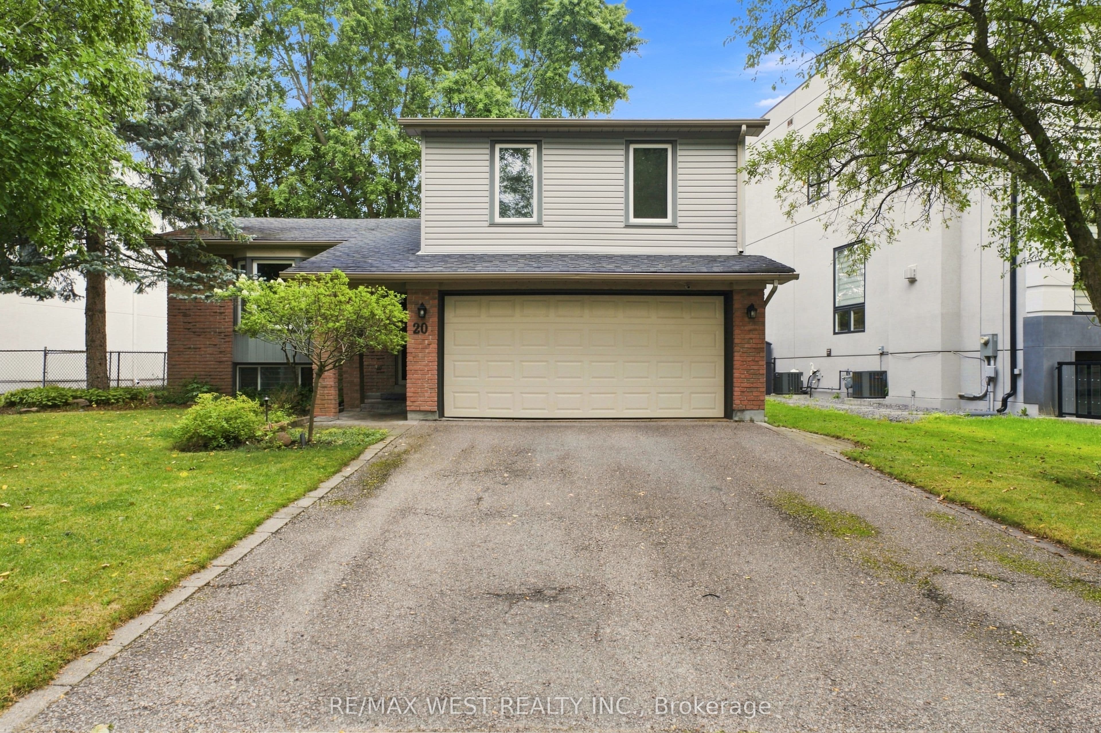 20 Sanderson Crescent, Richmond Hill, ON L4C 5L4