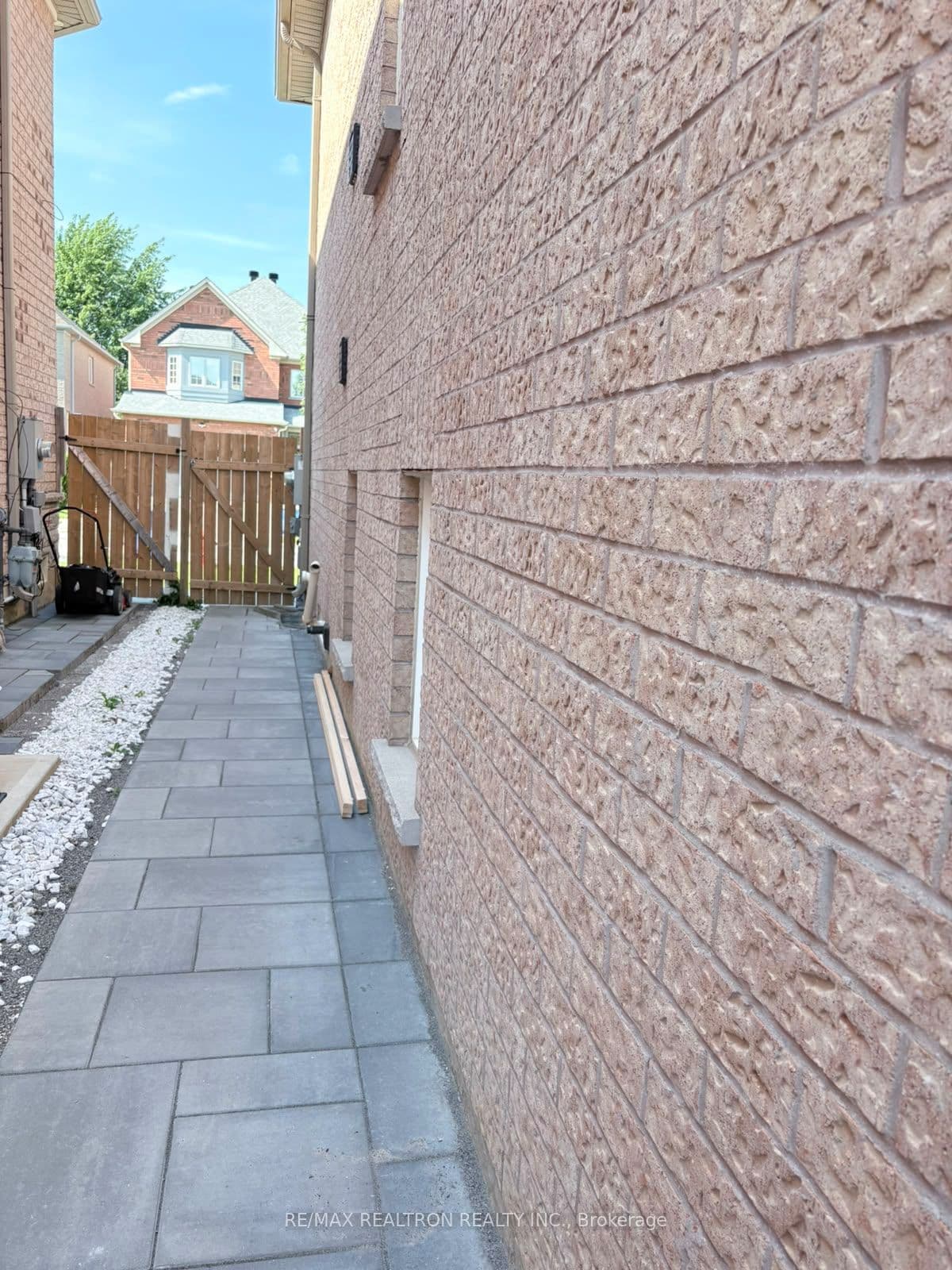 158 Wainscot Avenue Bsmt, Newmarket, ON L3X 2X6