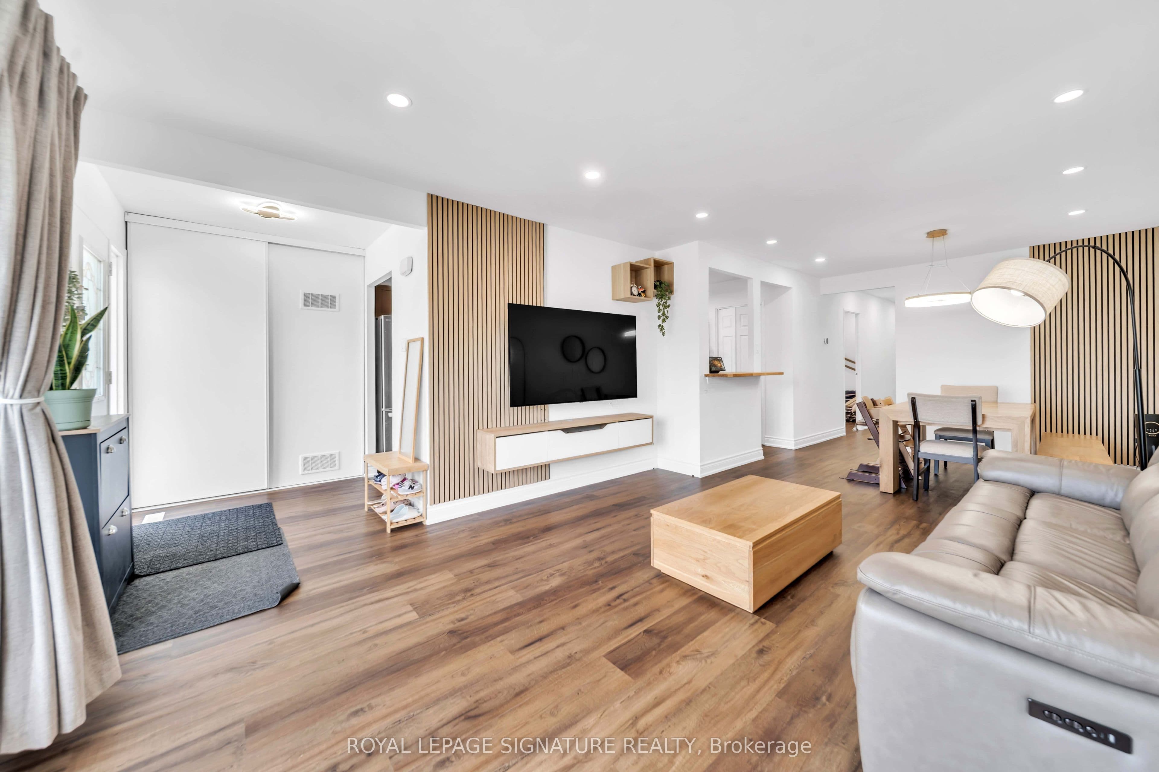702 Leeder Court Main, Newmarket, ON L3Y 5A7