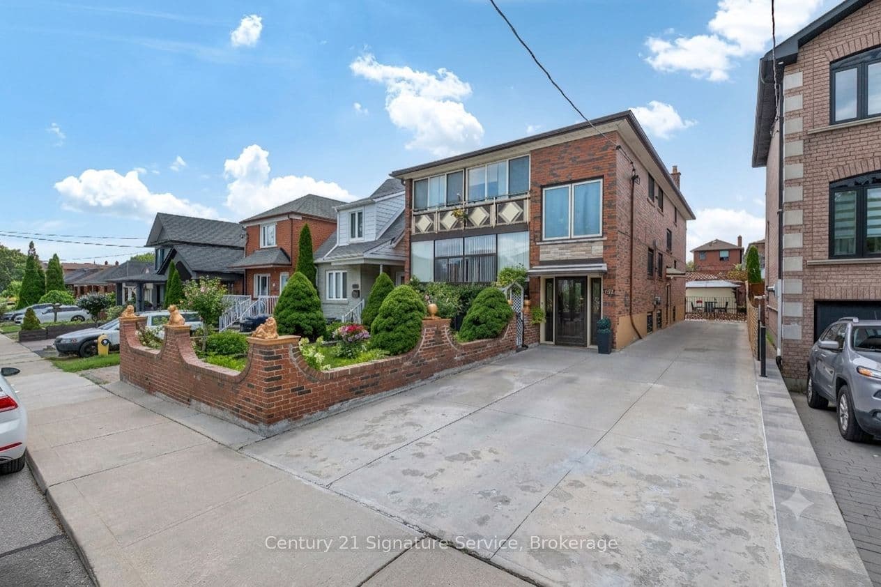 524 Silverthorn Avenue, Toronto, ON M6M 3H7