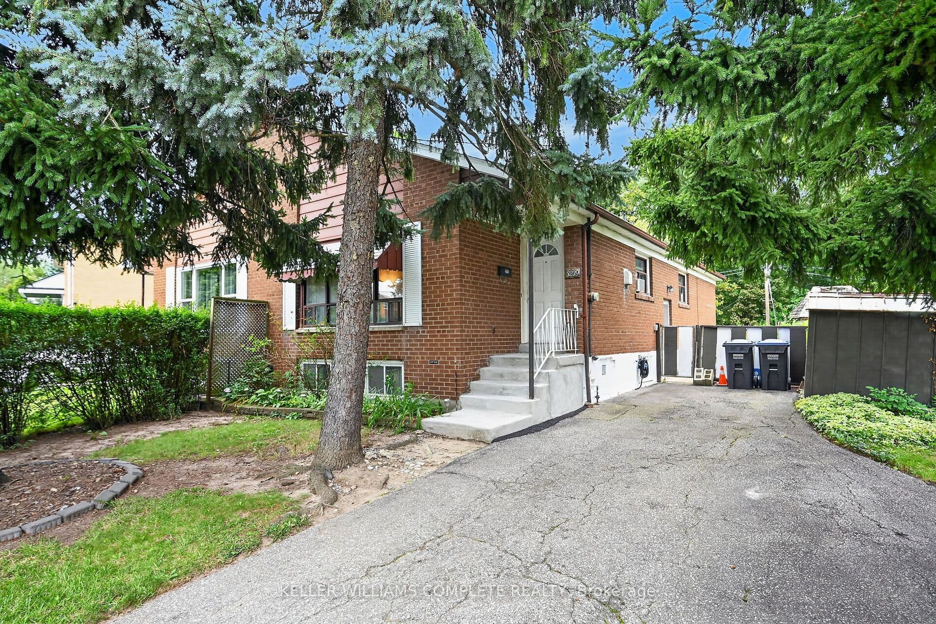 3239 QUEEN FREDERICA Drive, Mississauga, ON L4Y 2Z9