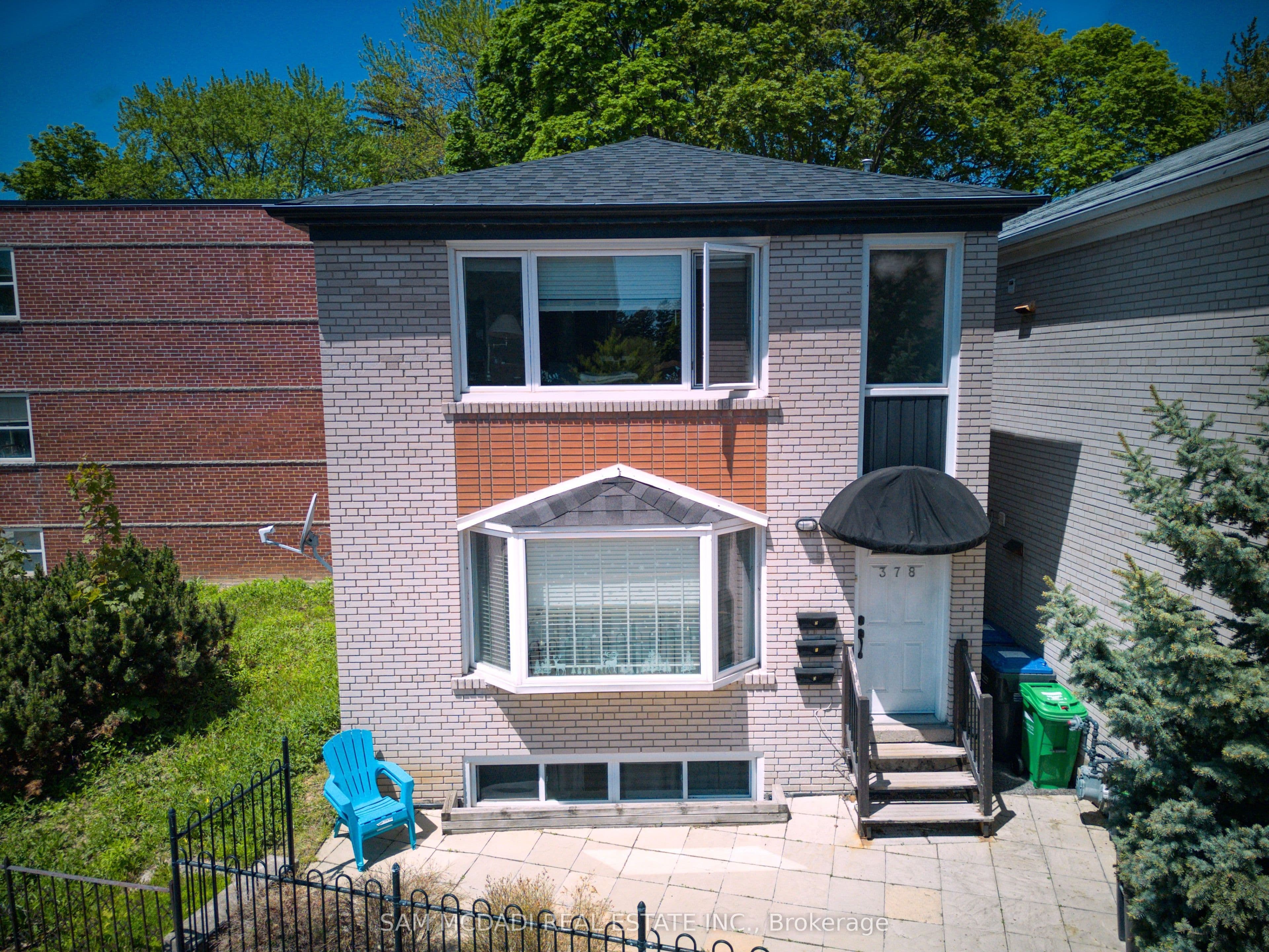 378 Lakeshore Road W, Mississauga, ON L5H 1H5