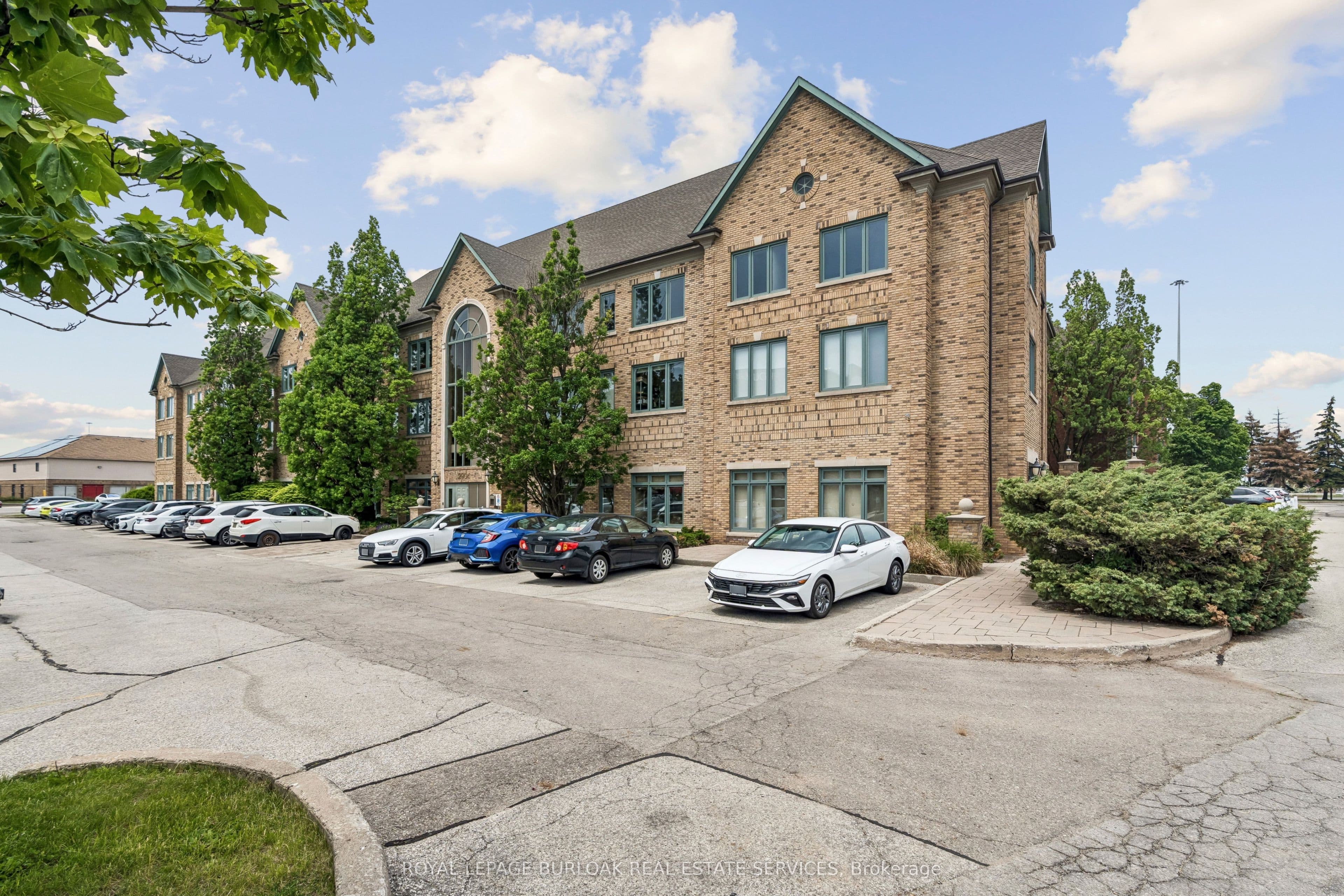 2904 South Sheridan Way 204, Oakville, ON L6J 7L7