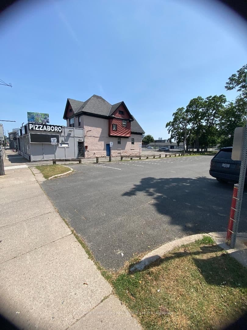 5991 Lundys Lane E, Niagara Falls, ON L2G 1T2
