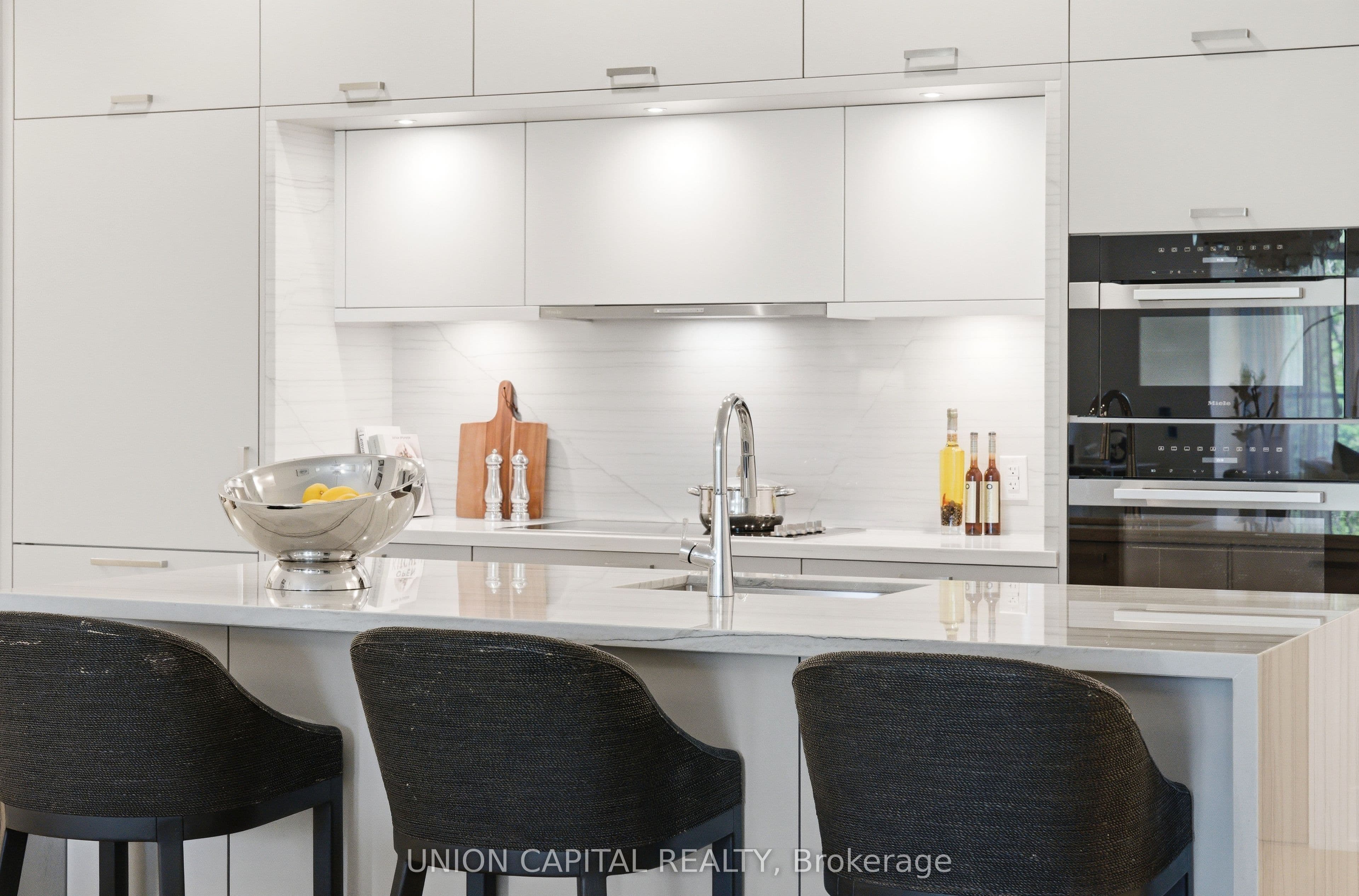 397 Royal Orchard Boulevard 204, Markham, ON L3T 0H3
