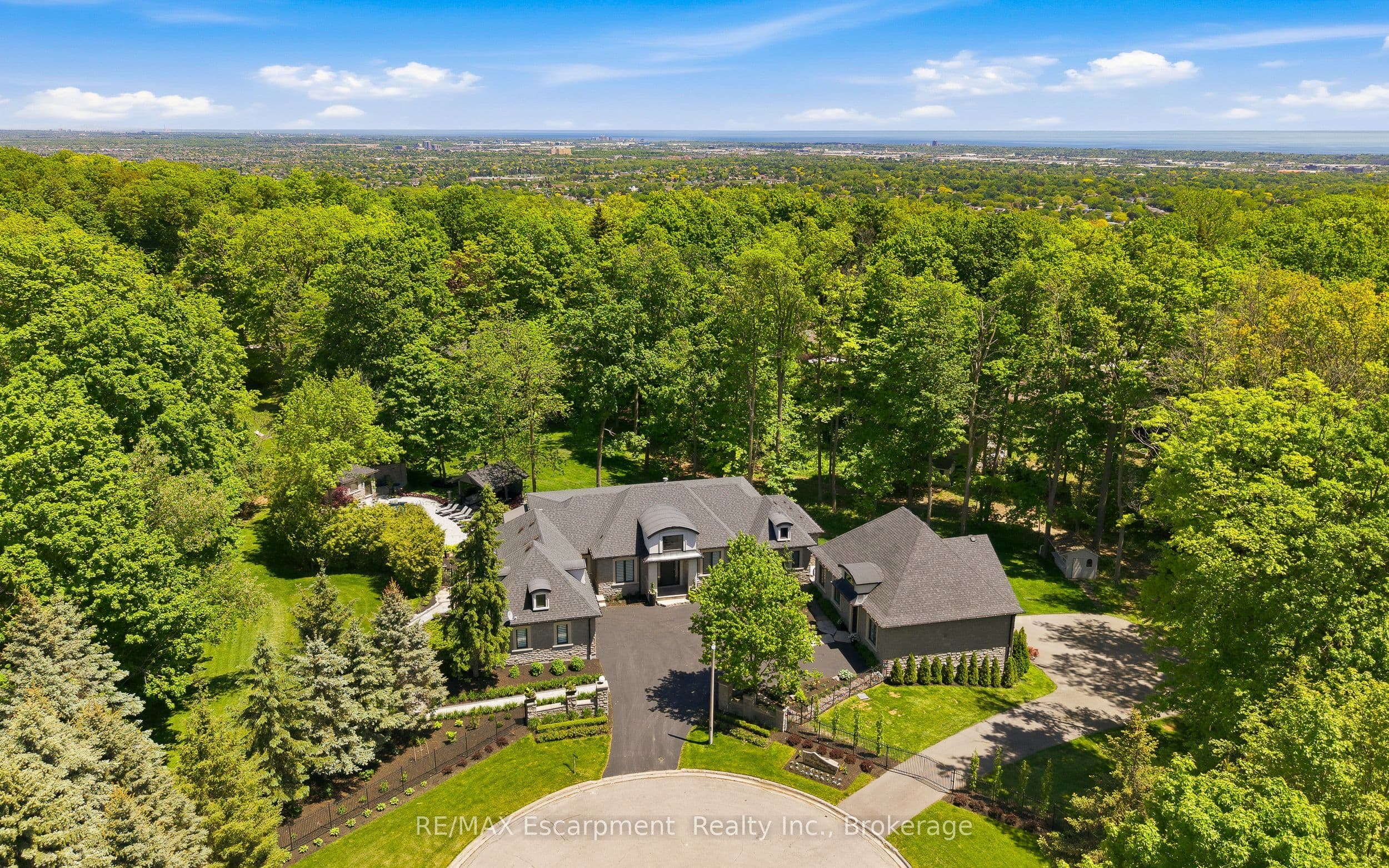 3205 Highpoint Court, Burlington, ON L7P 0P9