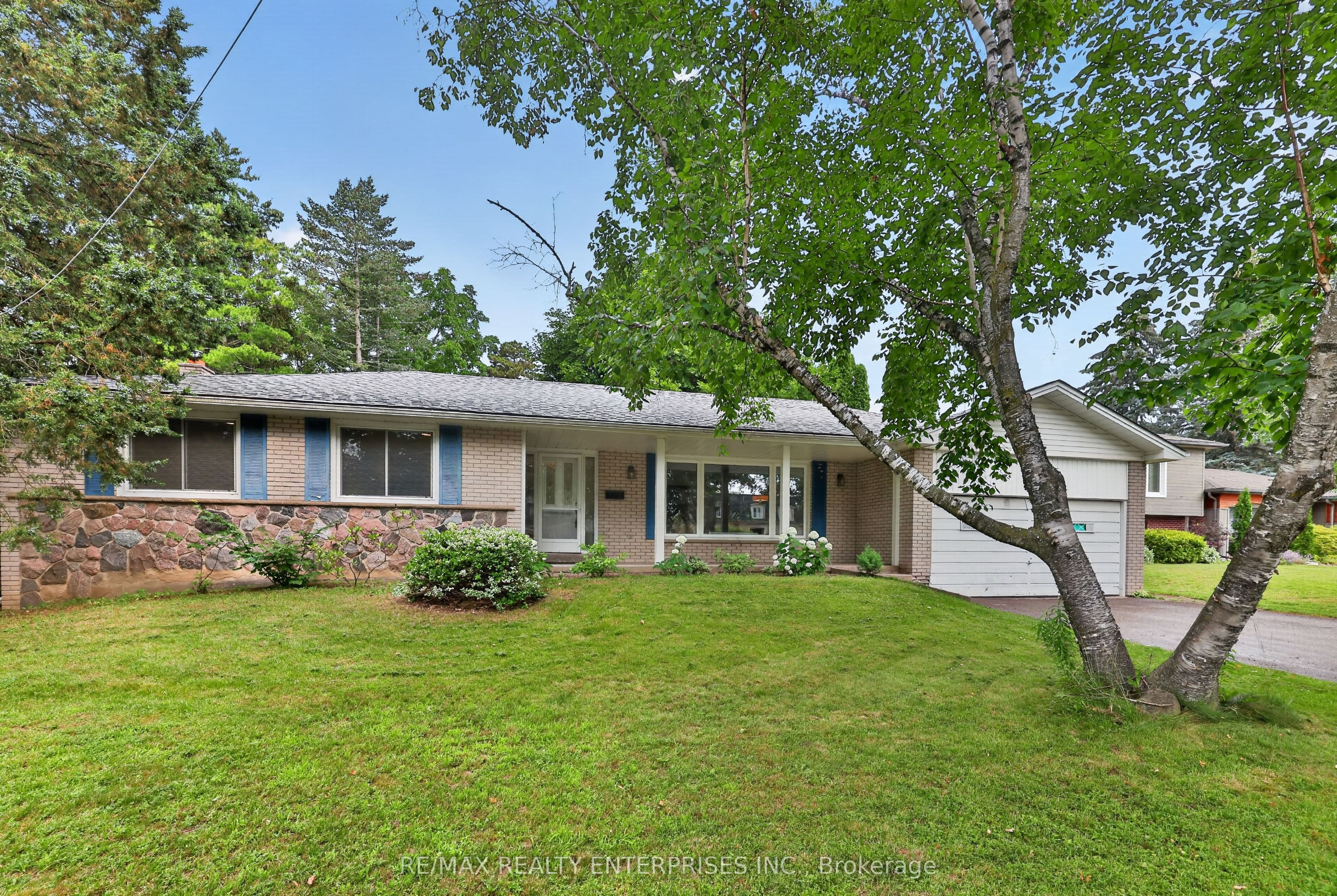 975 Cresthampton Lane, Mississauga, ON L5H 2X2