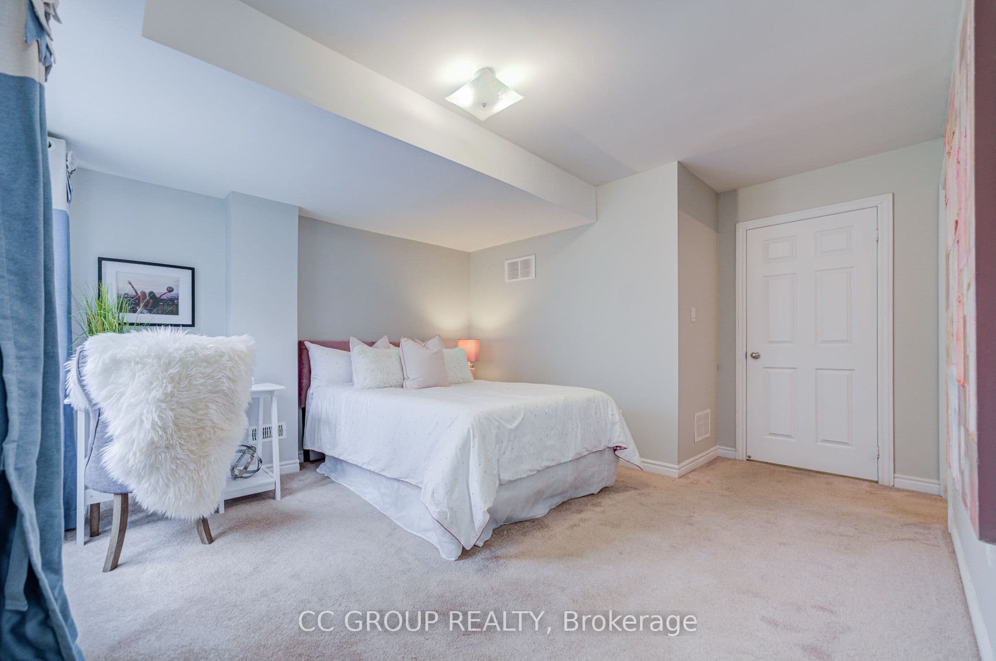 138 Farooq Boulevard S, Vaughan, ON L4H 4S1