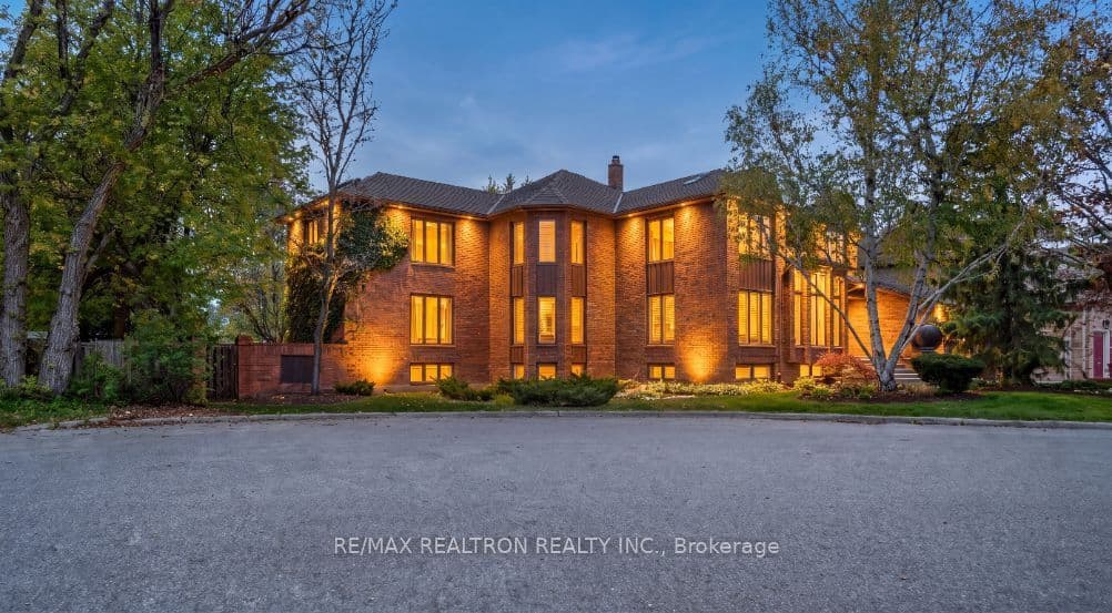 15 Sunforest Court, Toronto, ON M2R 3W3