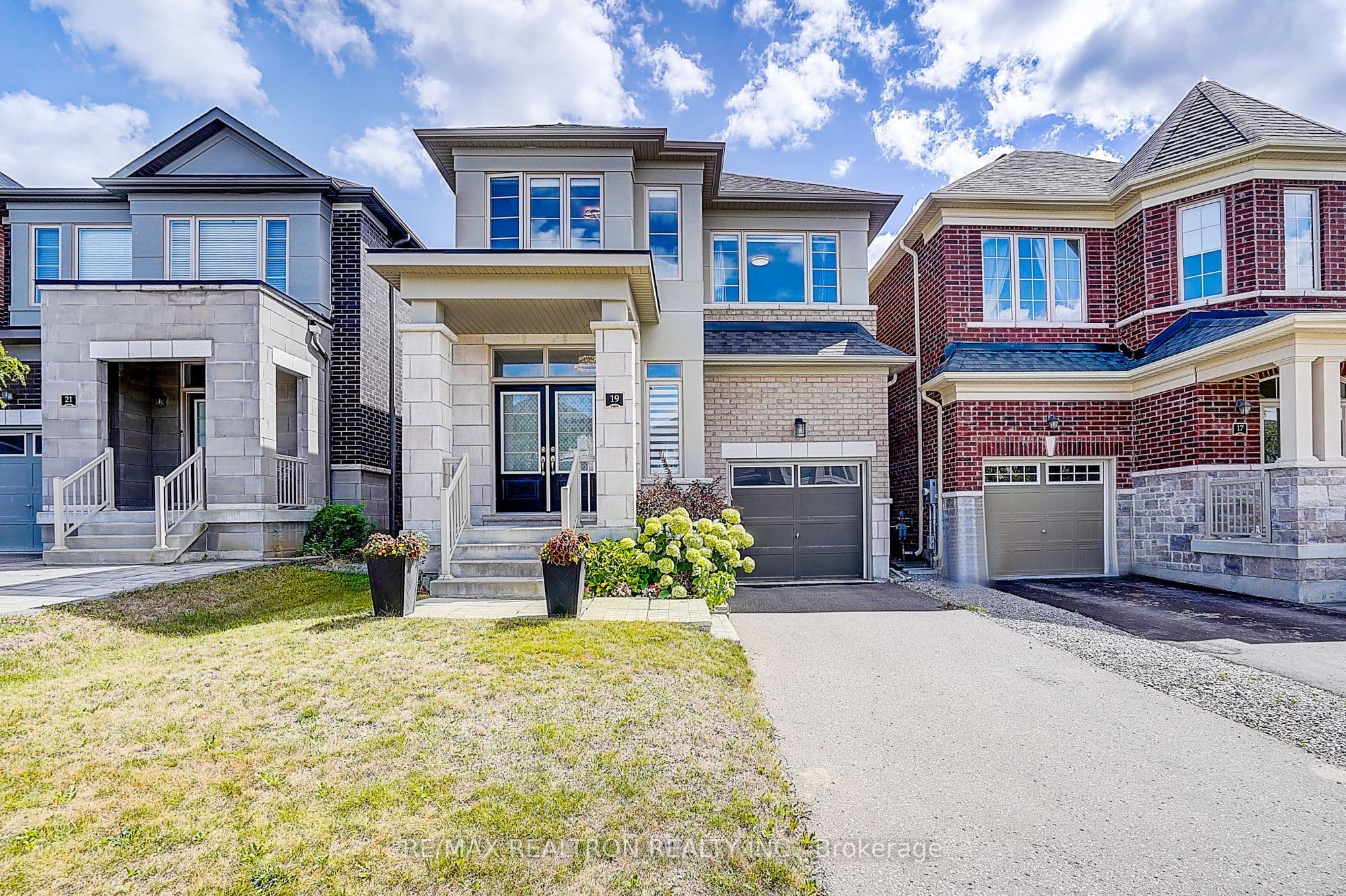 19 Falconridge Terrace, East Gwillimbury, ON L0G 1V0