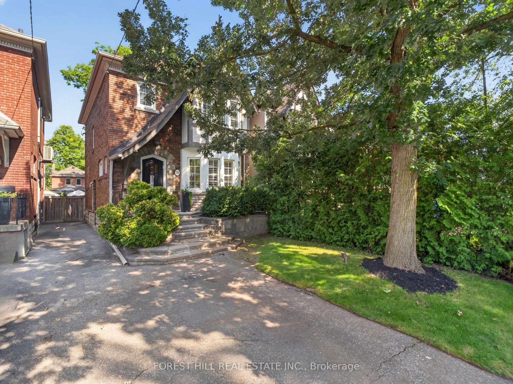 25 Castlewood Road, Toronto, ON M5N 2L1
