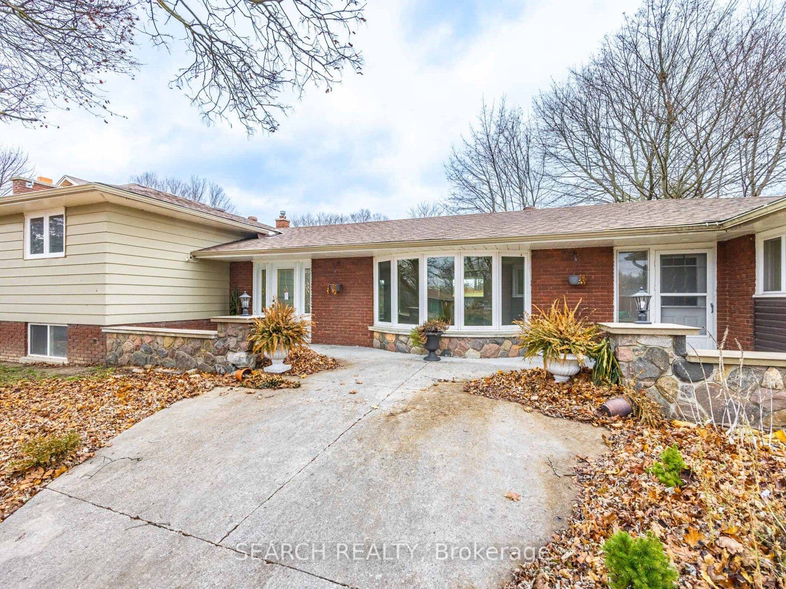 41 Hamilton Drive, Newmarket, ON L3Y 3E7
