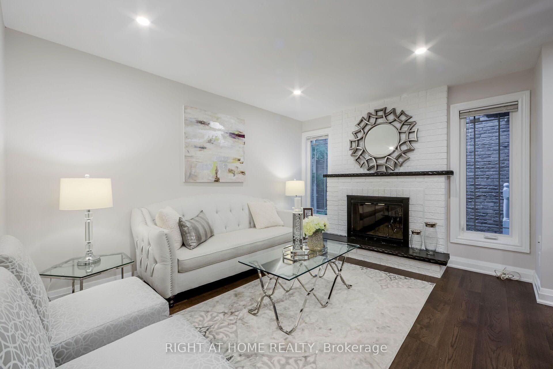 1 Tiffany Gate, Richmond Hill, ON L4C 6W7
