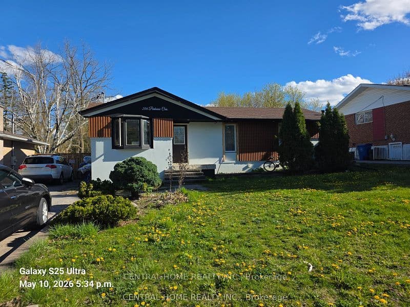 206 Parkview Crescent, Newmarket, ON L3Y 2C8