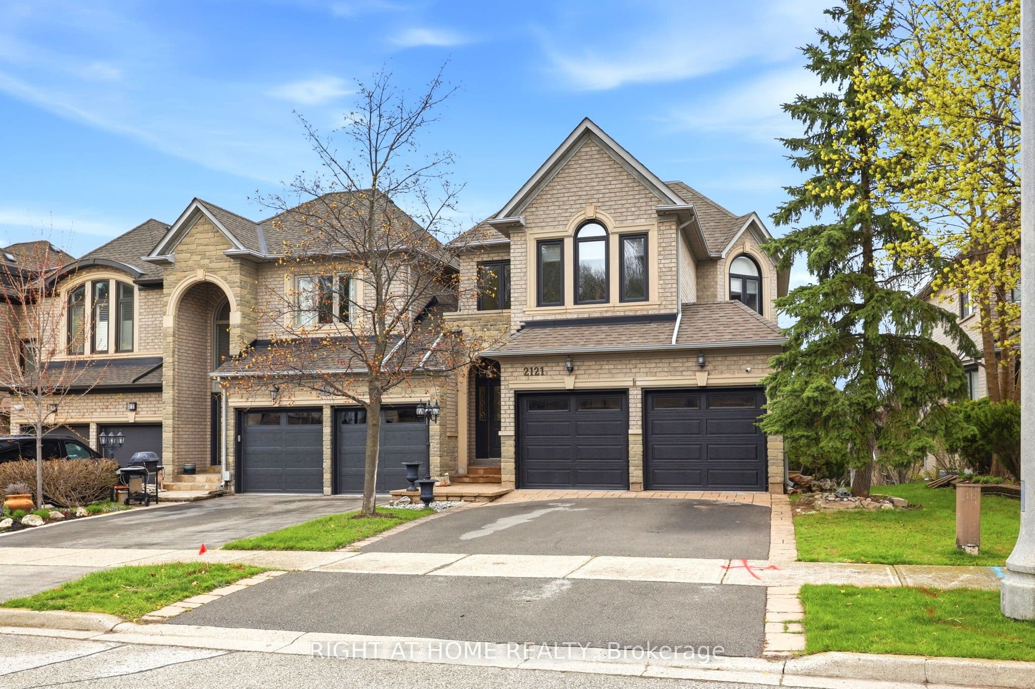 2121 Pinevalley Crescent, Oakville, ON L6H 6L7