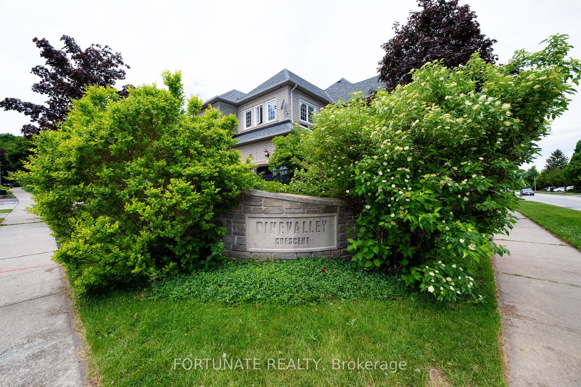 2071 Pinevalley Crescent, Oakville, ON L6H 6L8