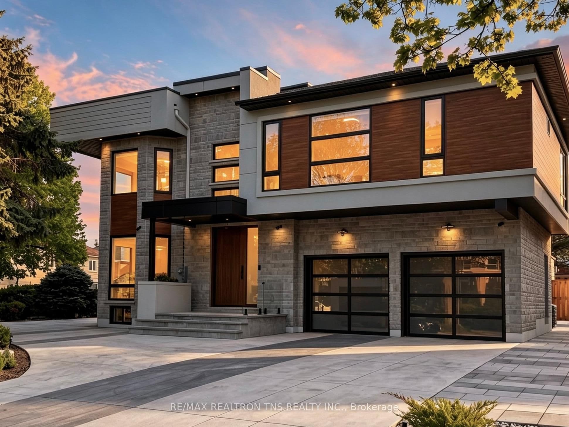 2 Eastgate Crescent, Richmond Hill, ON L4B 3G7