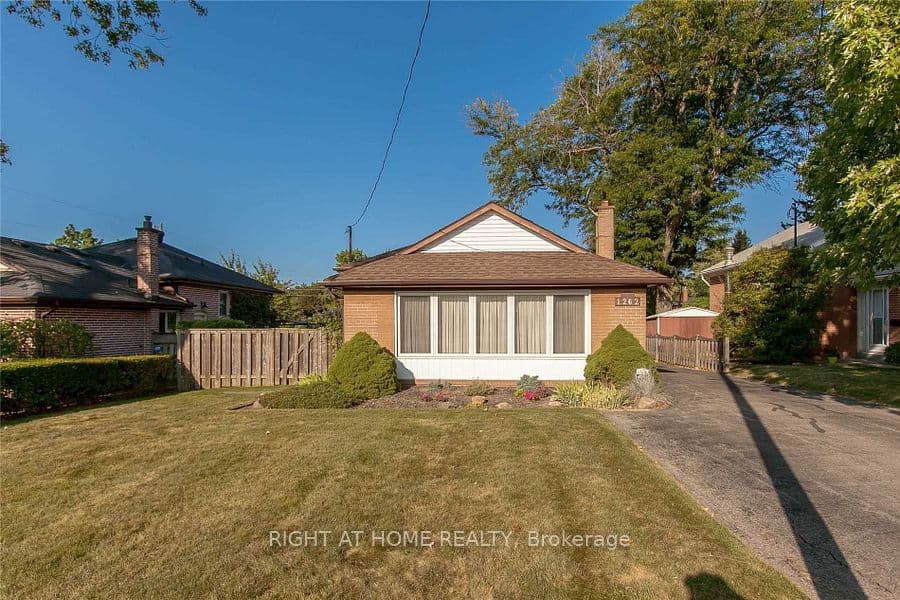 1262 De Quincy Crescent, Burlington, ON L7P 1E4