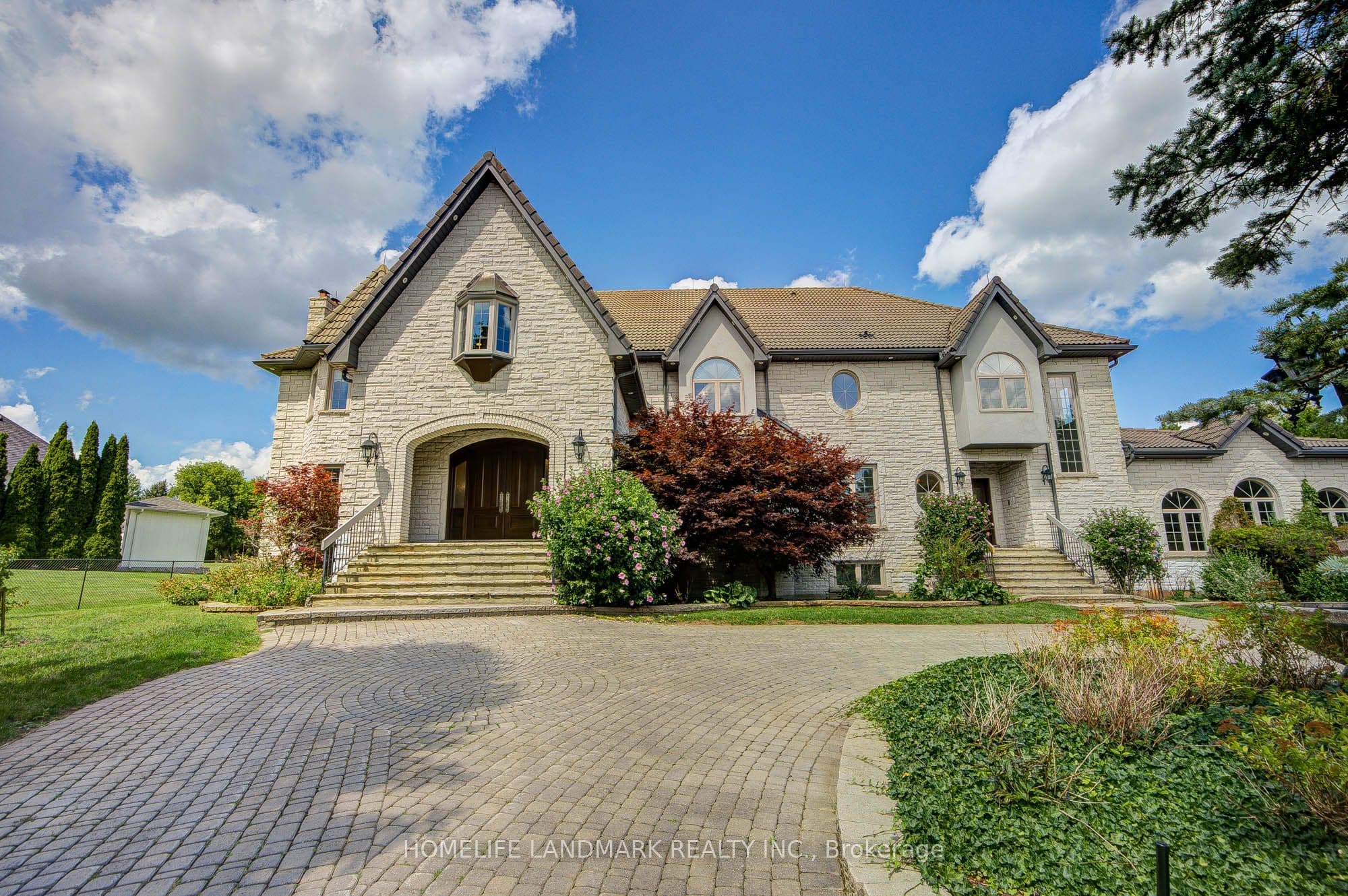 21 Kensington Drive, Richmond Hill, ON L4E 3M9