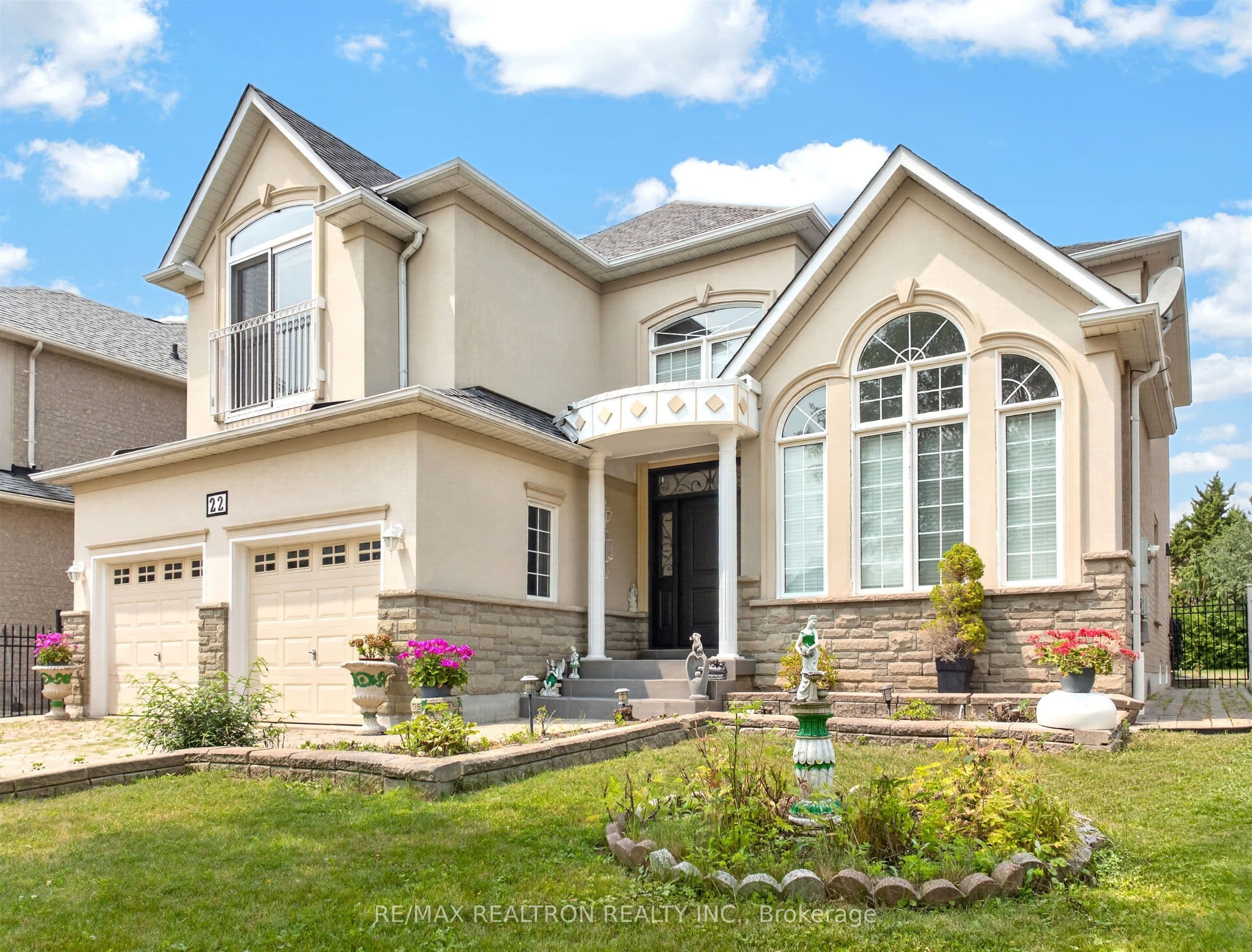 22 Queensborough Court, Richmond Hill, ON L4E 4E4