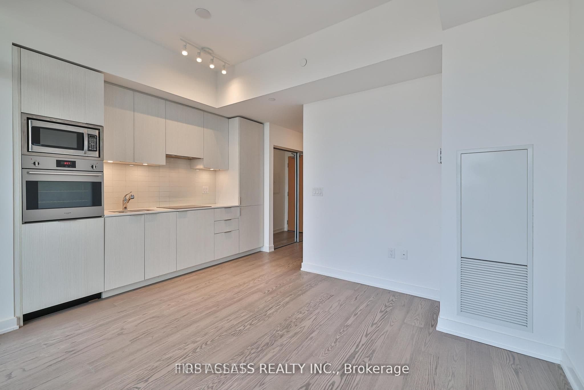 11 Wellesley Street W 6012, Toronto, ON M4Y 0G4