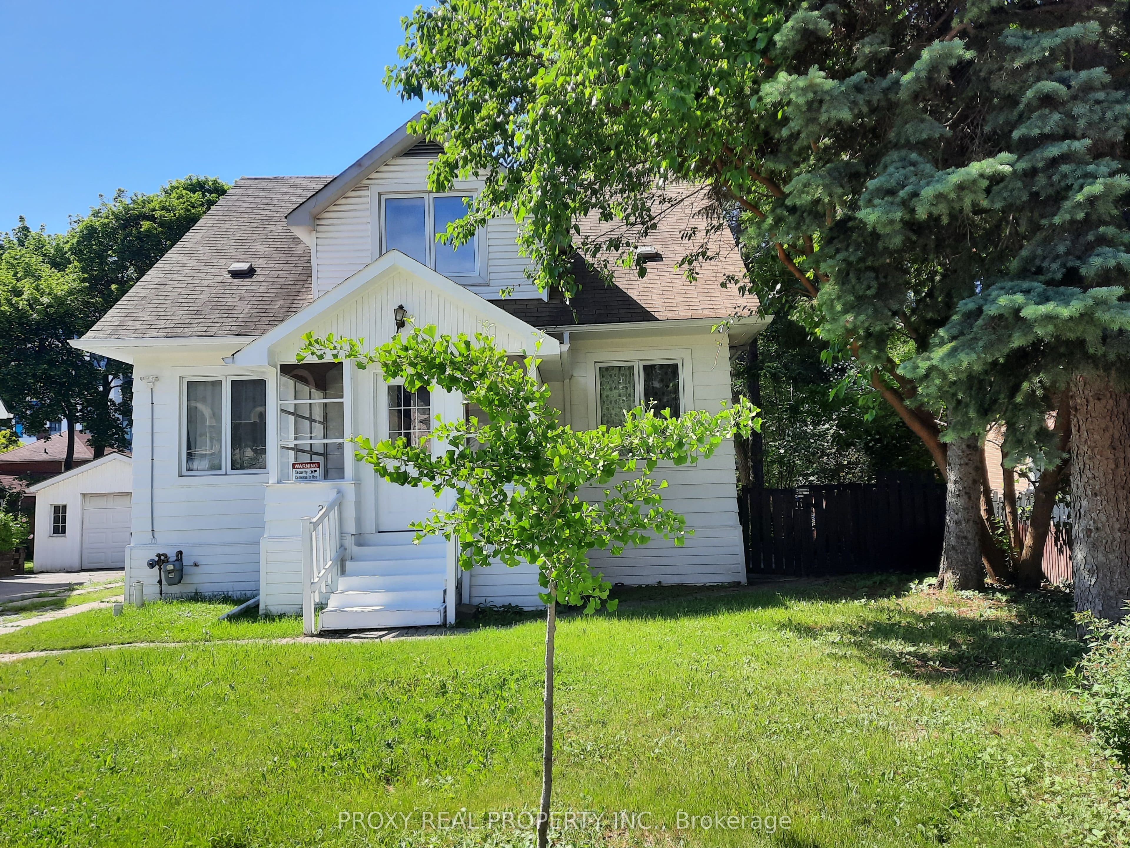 205 Maplehurst Avenue E, Toronto, ON M2N 3C3