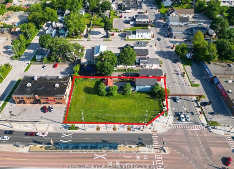 11 Main St (432/438 Davis) E, Newmarket, ON L3Y 3Y1